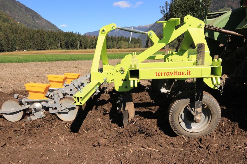 Traktor Feldarbeit Dinkel Buchweizen Anbau Südtirol Terra Vitae